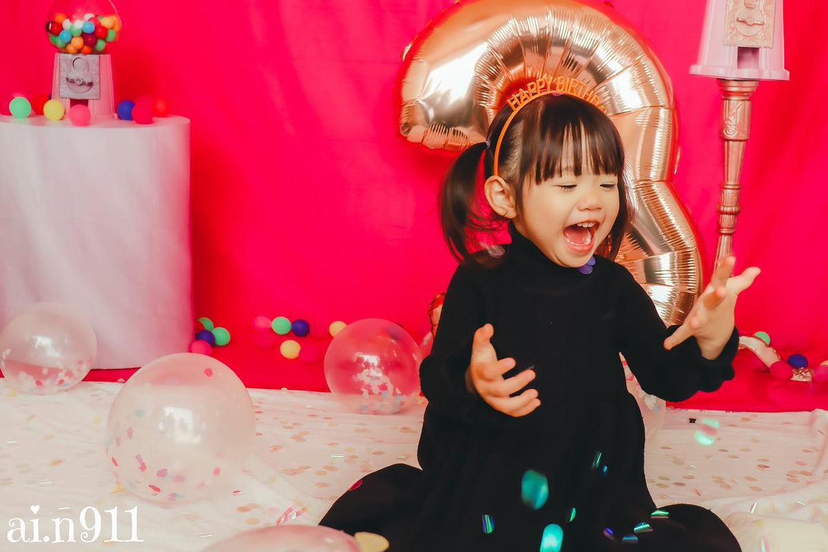 kateケーキスマッシュパーティーの背景ピンクのガムボール写真撮影のための楽しい誕生日