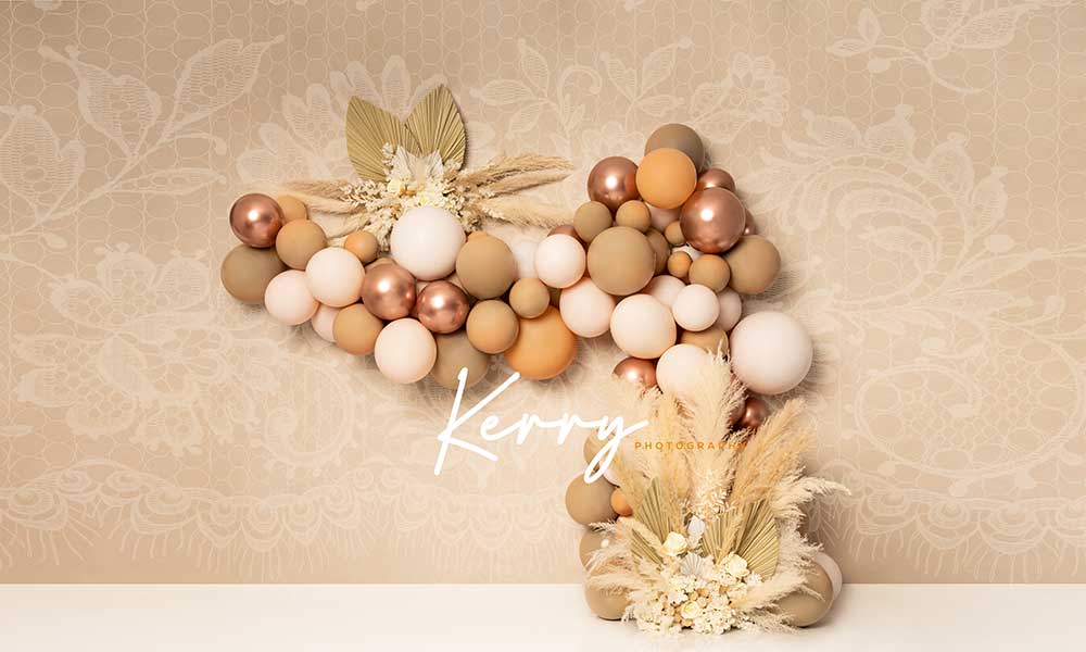 Kate写真撮影のための花の自由奔放に生きるクリーム色のバルーンレースパンパの背景Kerry Anderson設計