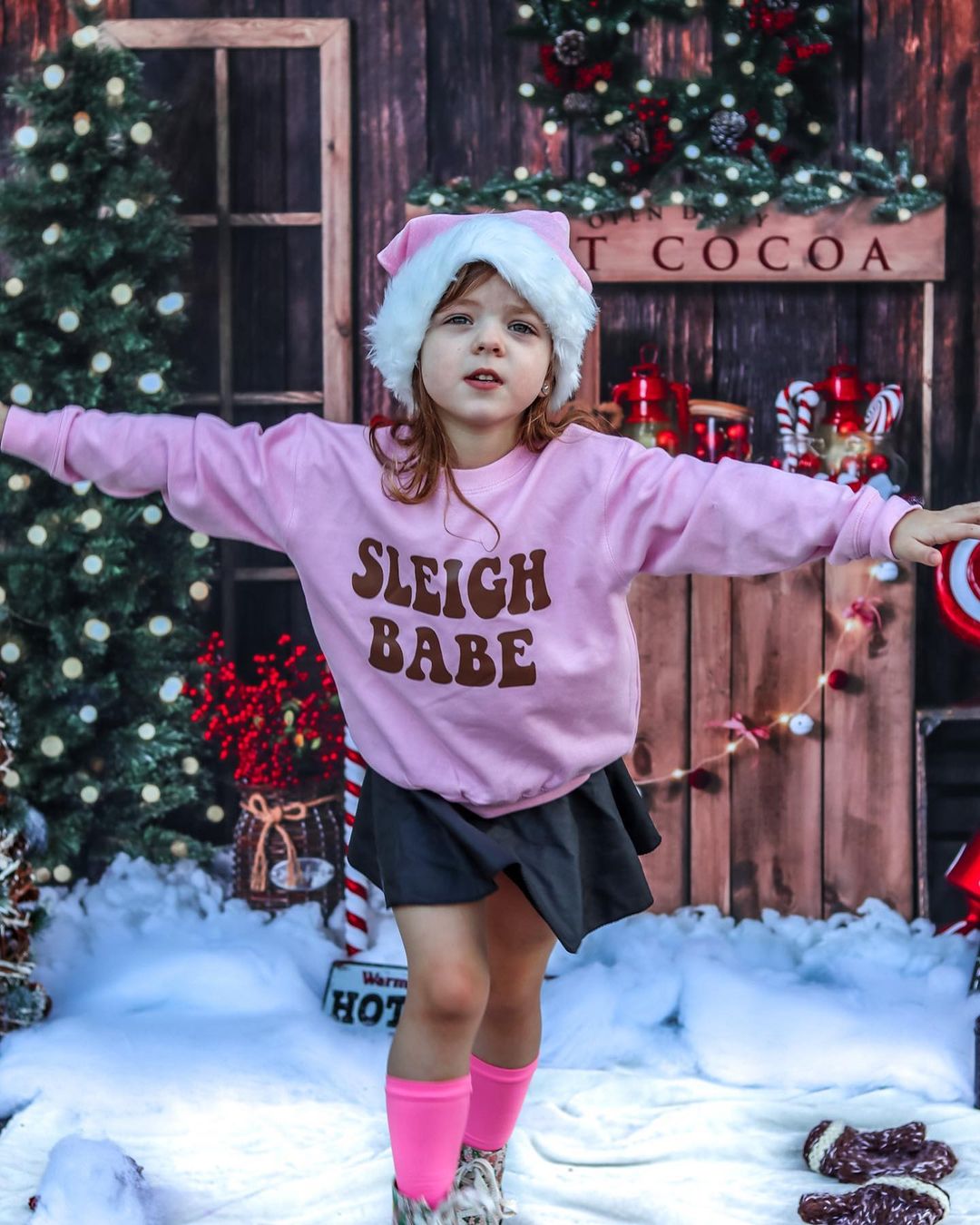 Kateクリスマス ツリーの背景冬のホット ココアEmetselchデザイン