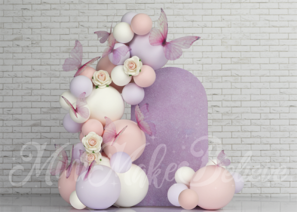 Kateピンクの蝶のアーチの背景白いレンガの壁の誕生日Mini MakeBelieve設計