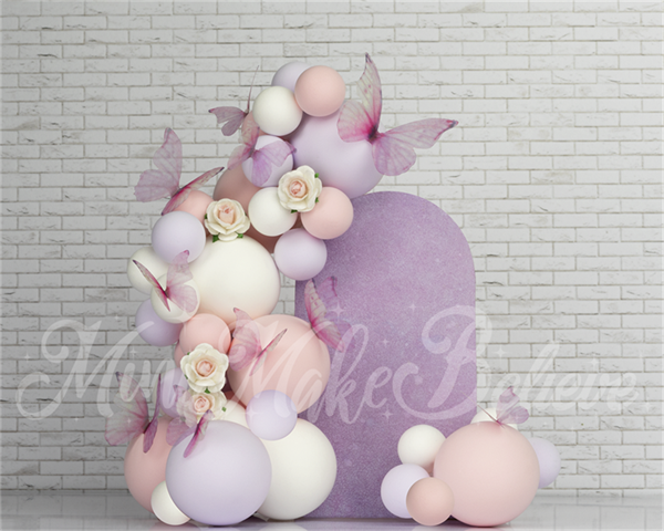Kateピンクの蝶のアーチの背景白いレンガの壁の誕生日Mini MakeBelieve設計