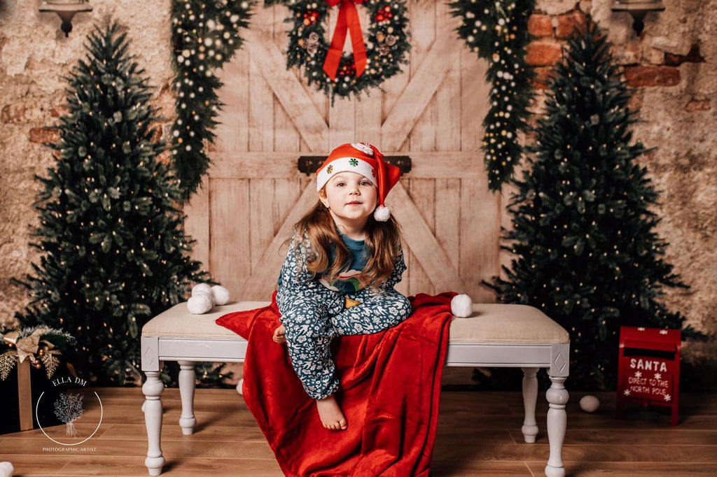 Kate クリスマスの背景レンガの壁のドアとクリスマスツリー