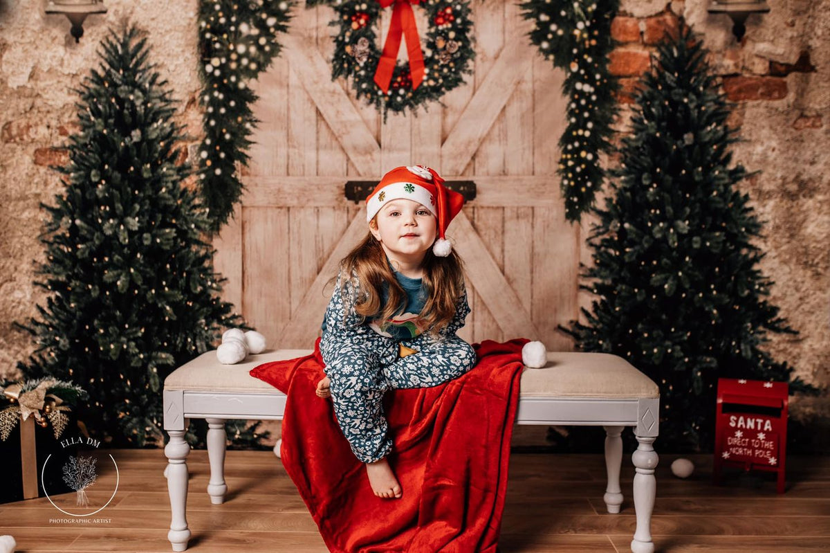 Kate クリスマスの背景レンガの壁のドアとクリスマスツリー