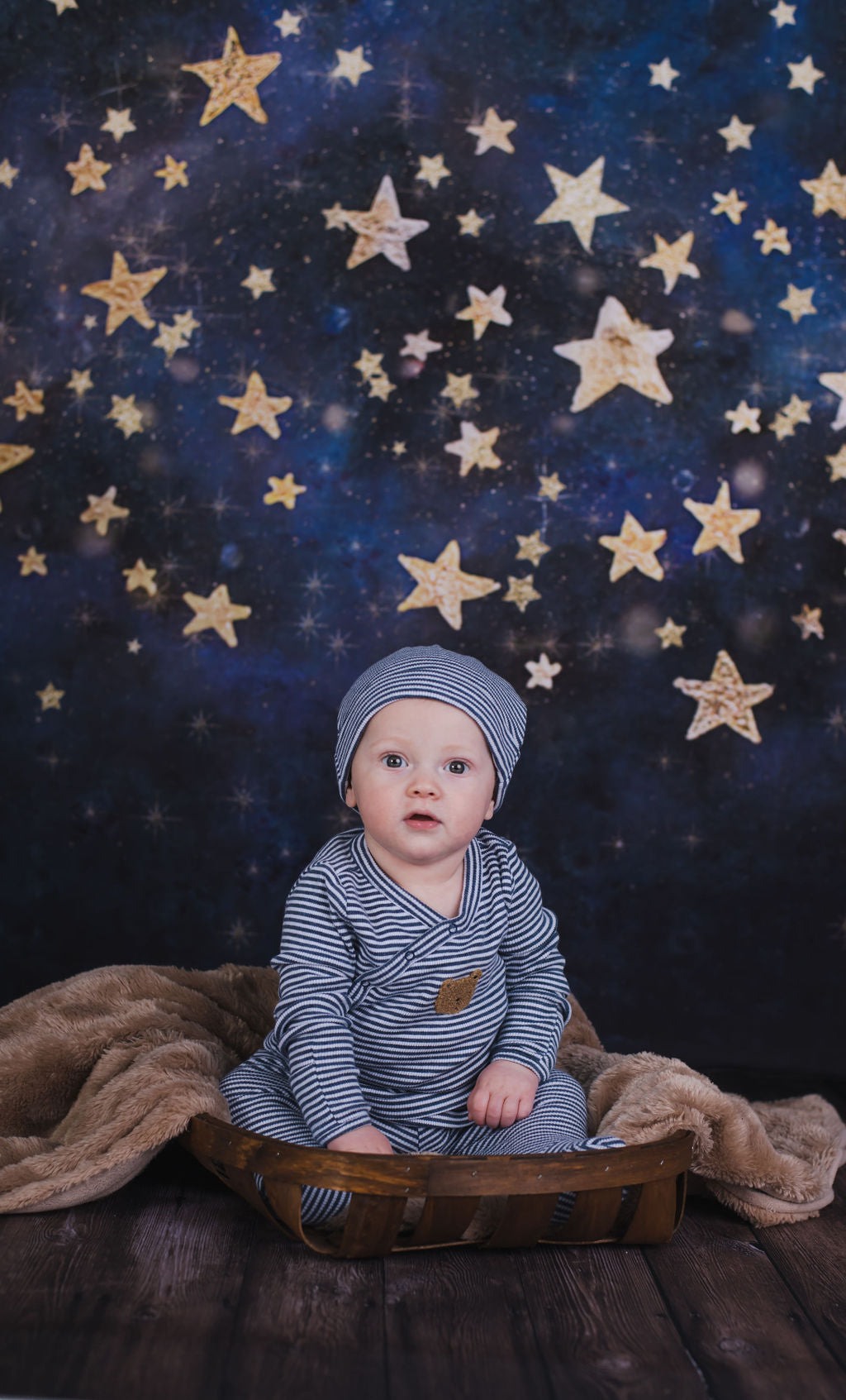 Kate 写真のための金の星の子供の背景を持つ夜空
