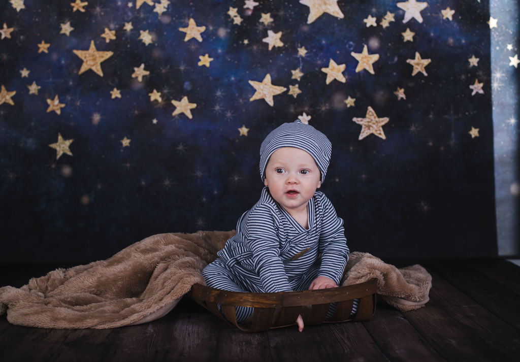 Kate 写真のための金の星の子供の背景を持つ夜空