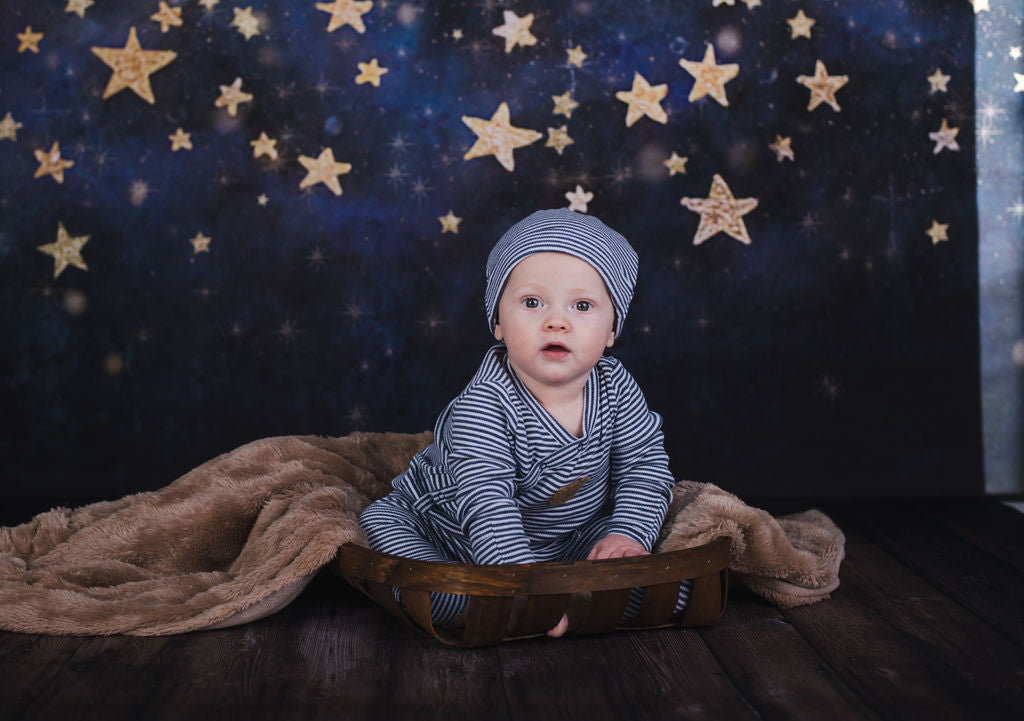 Kate 写真のための金の星の子供の背景を持つ夜空
