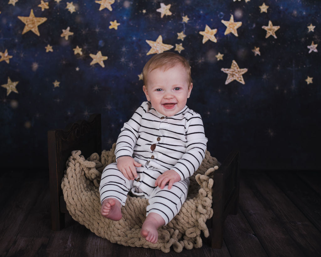 Kate 写真のための金の星の子供の背景を持つ夜空