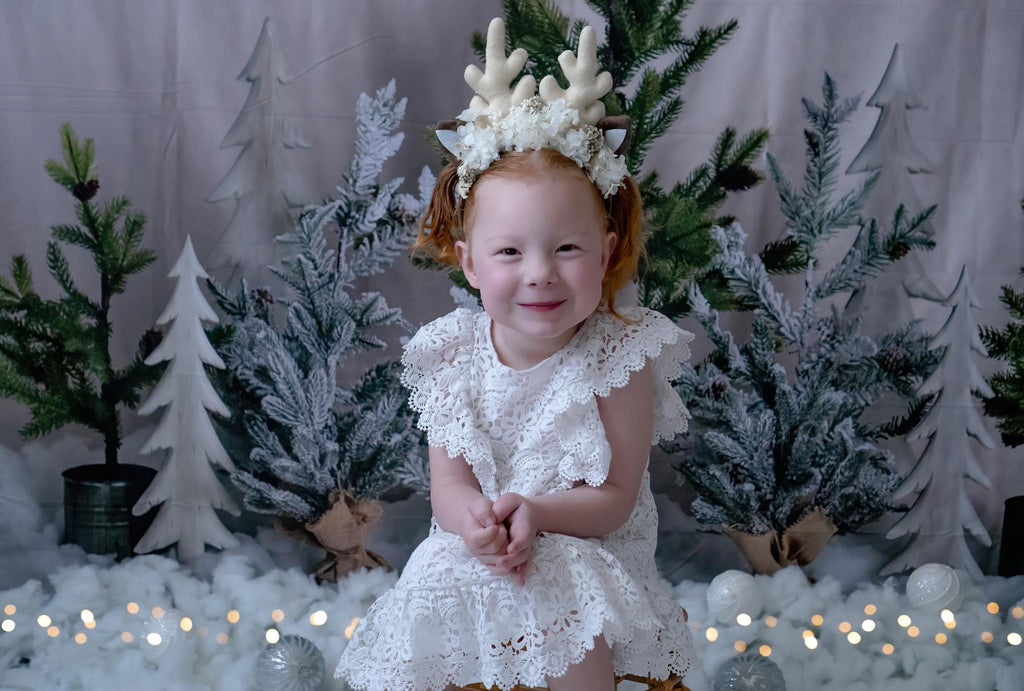 Kate 雪のクリスマスの背景に松の木設計されたMandy Ringe Photography