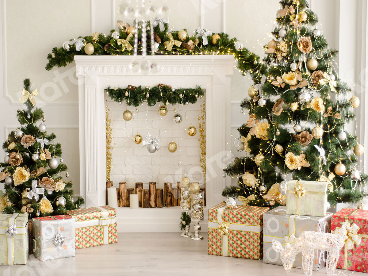 Kate ゴールデンボールクリスマスツリー暖炉背景