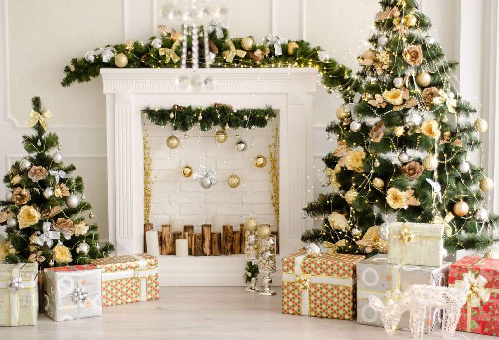 Kate ゴールデンボールクリスマスツリー暖炉背景