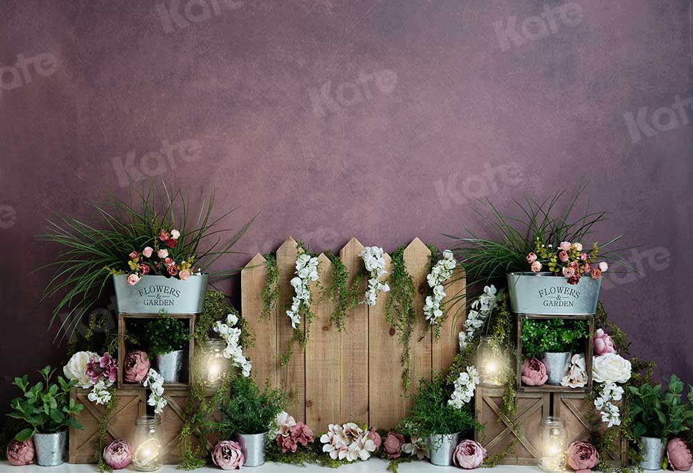 Kate 春の庭の花木製柵の背景