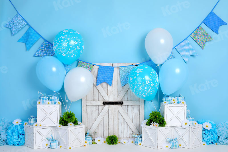 Kate木製扉誕生日の青い風船の少年の背景Rebeccaによって設計されました