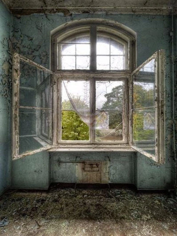 Kate 暗い灰色のレトロな城の窓の建物の背景