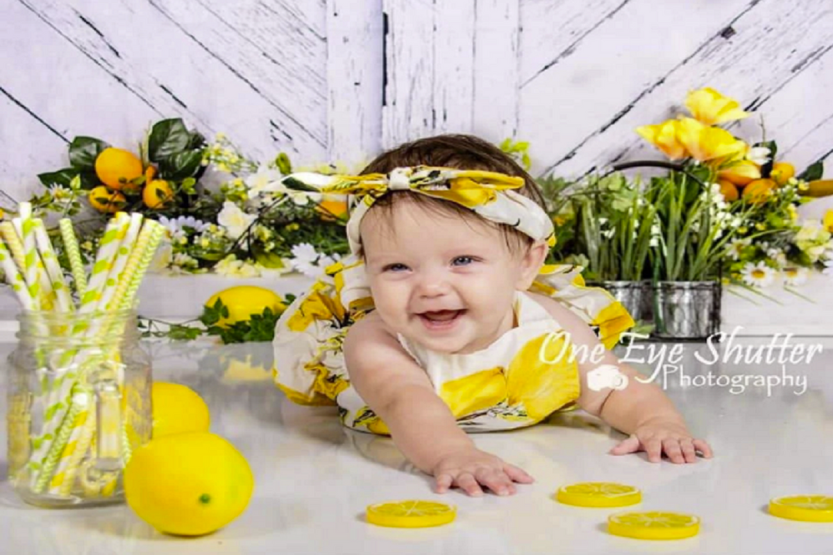Kate 子供のためのレトロな木製の夏のヒナギクレモン背景