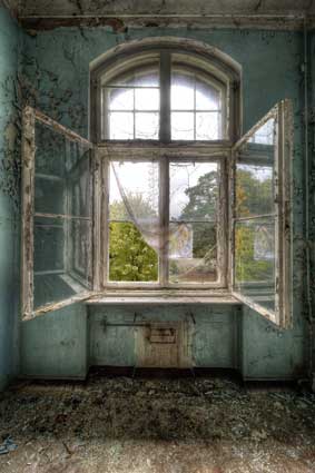 Kate 暗い灰色のレトロな城の窓の建物の背景