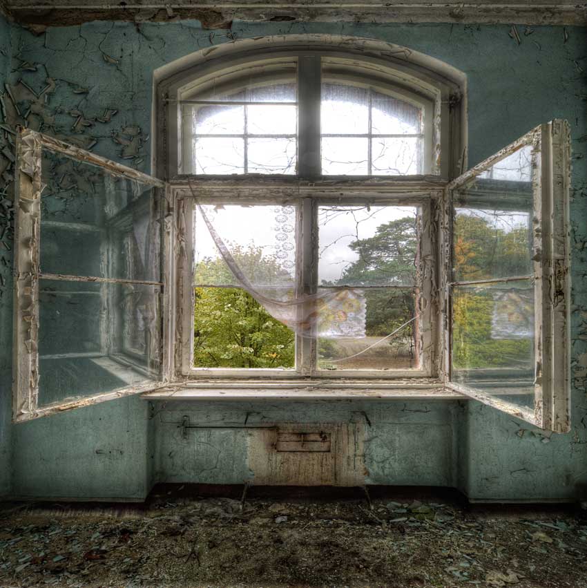 Kate 暗い灰色のレトロな城の窓の建物の背景