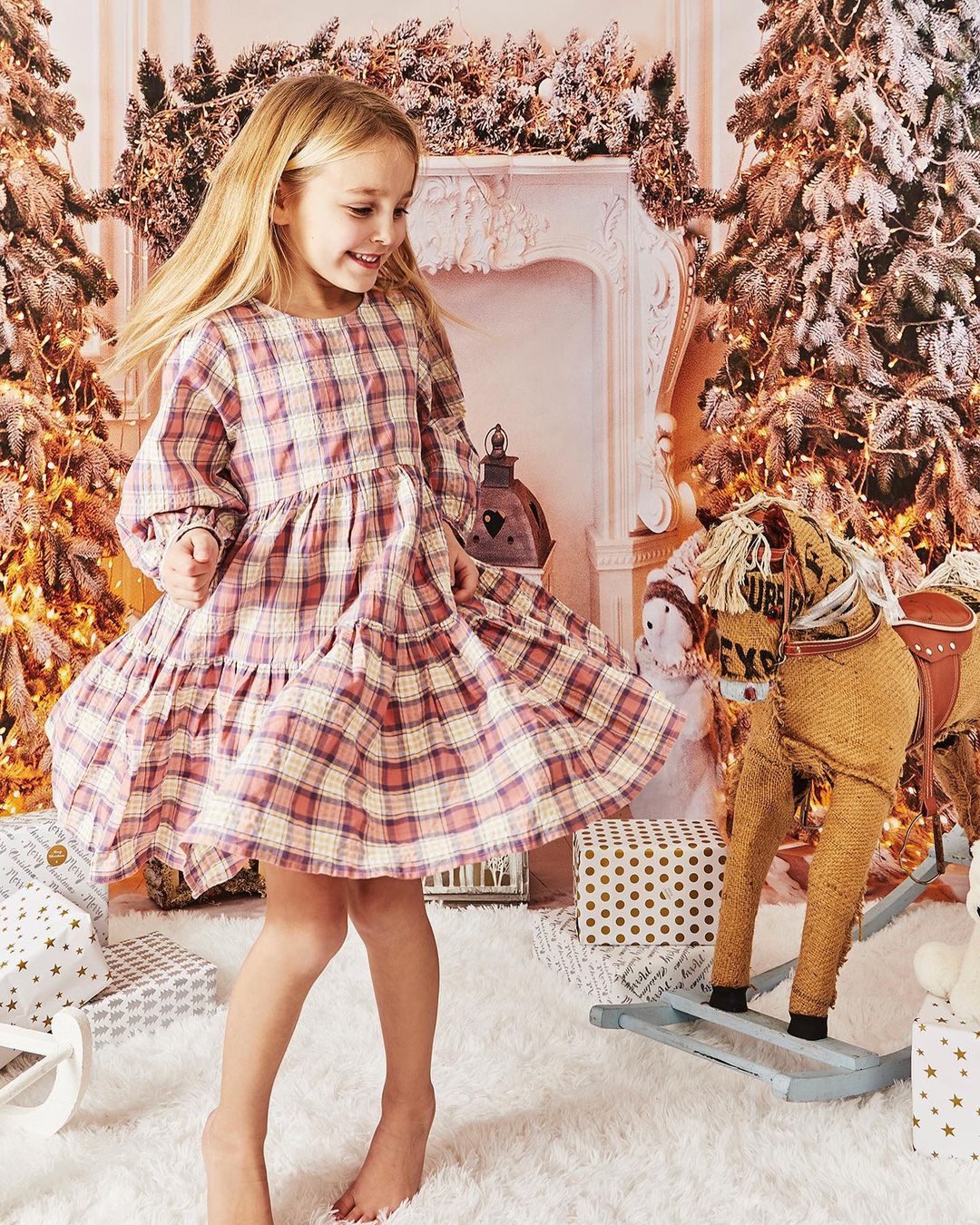 Kate ゴールデンライト暖炉クリスマスツリー背景