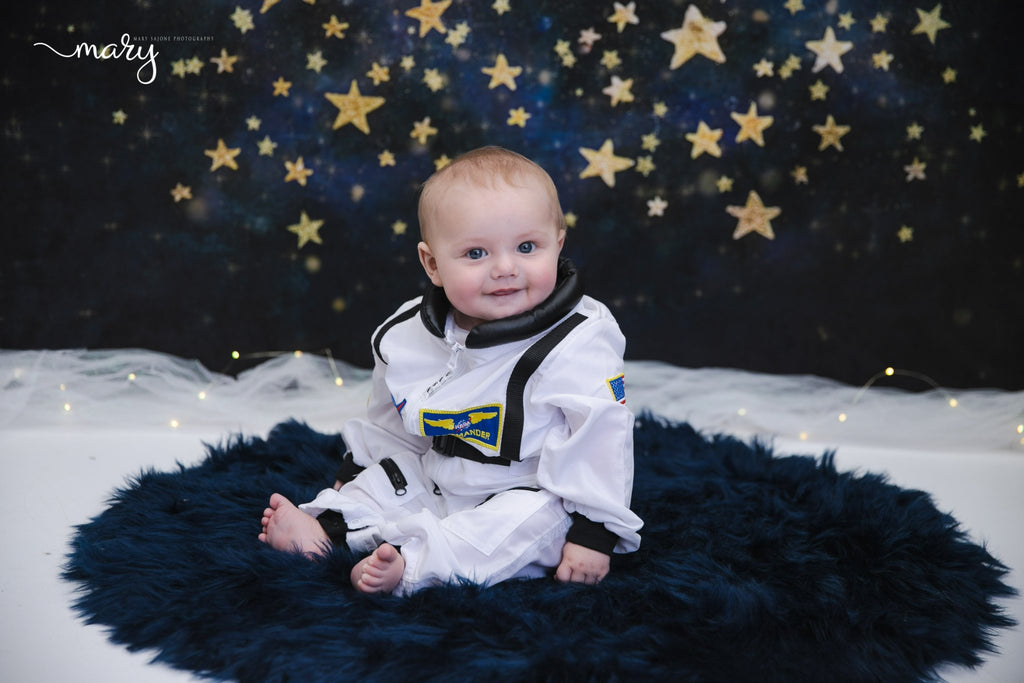 Kate 写真のための金の星の子供の背景を持つ夜空