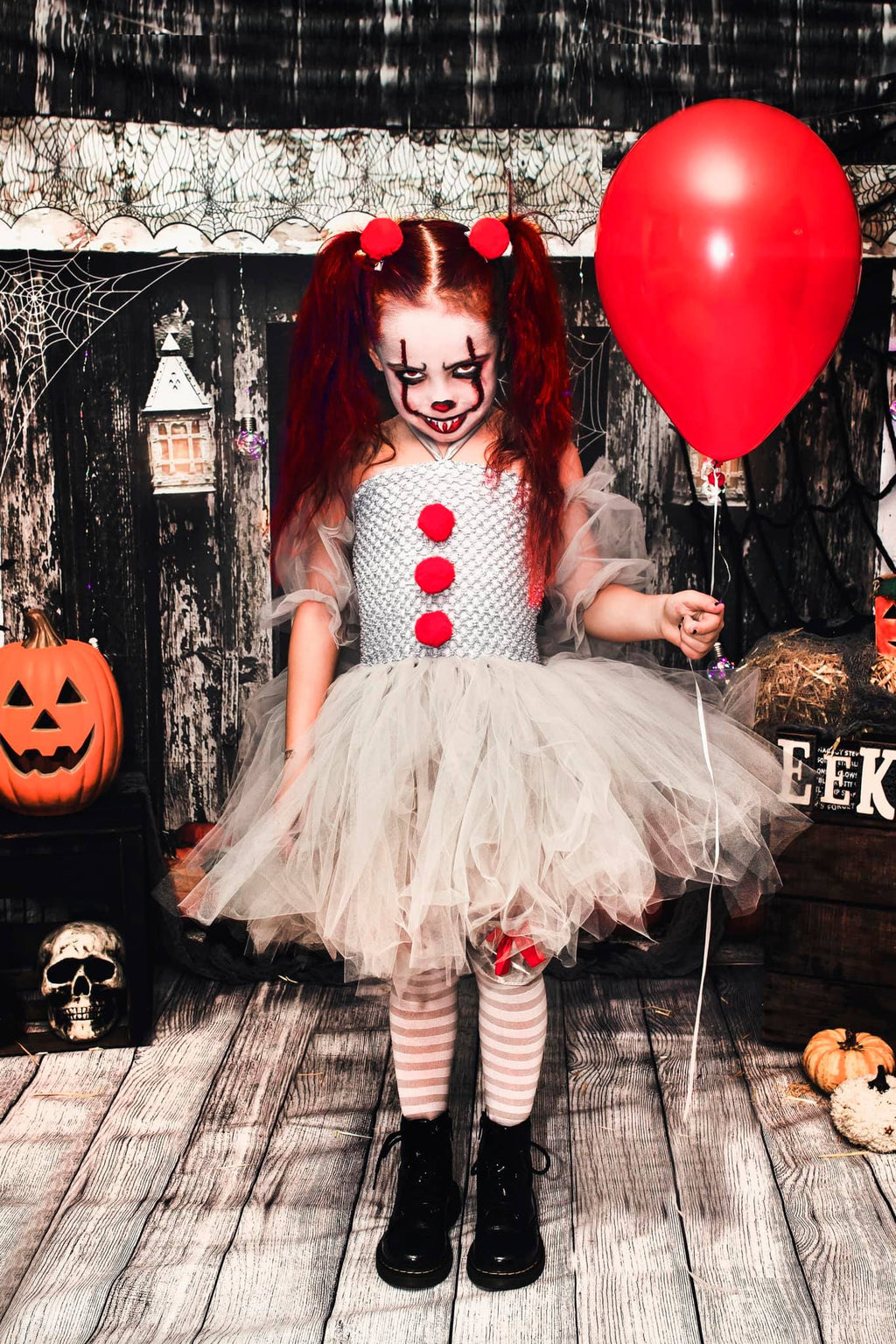 Kate 不気味なハロウィーンの納屋の背景 によって設計されたMandy Ringe Photography