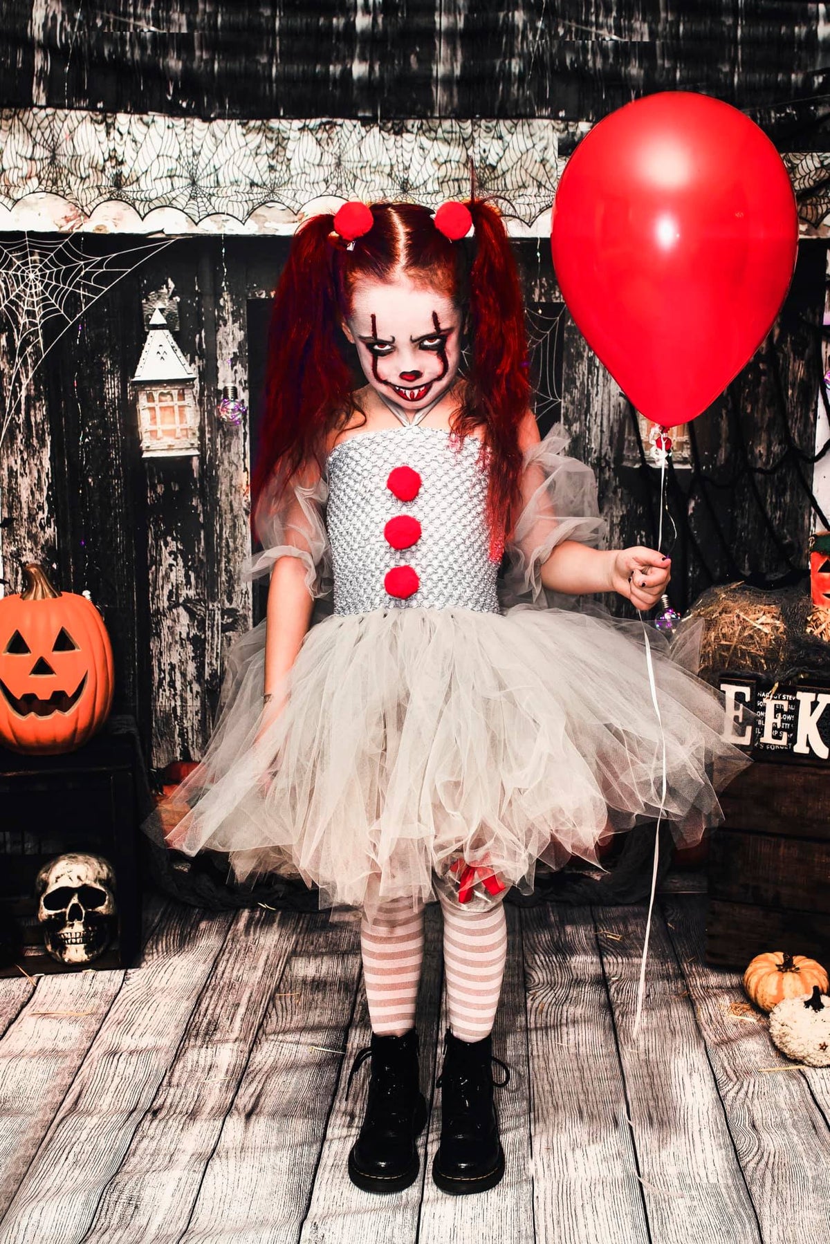 Kate 不気味なハロウィーンの納屋の背景 によって設計されたMandy Ringe Photography