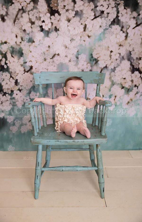 Kate 子供のための白い花の背景とレトロなスタイルの緑
